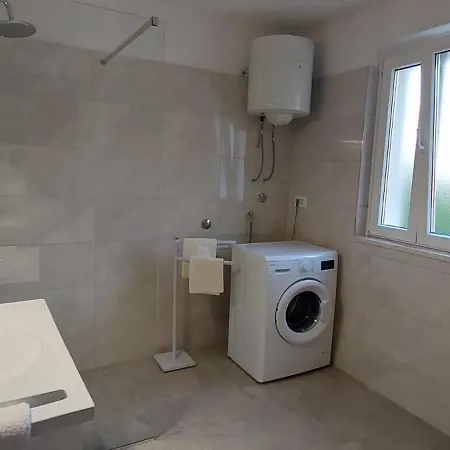 Vikendica House Vrisnik